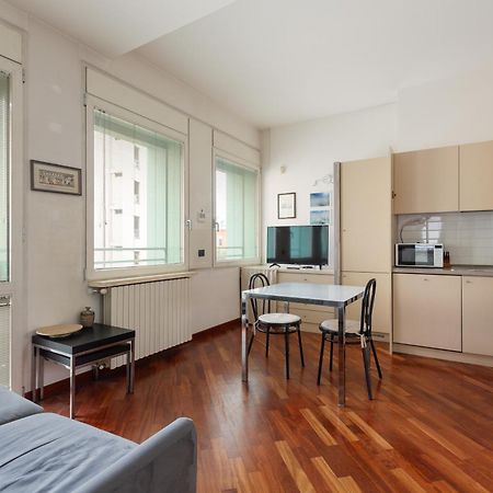 Bright & Comfy Apartment With Parking Milánó Kültér fotó