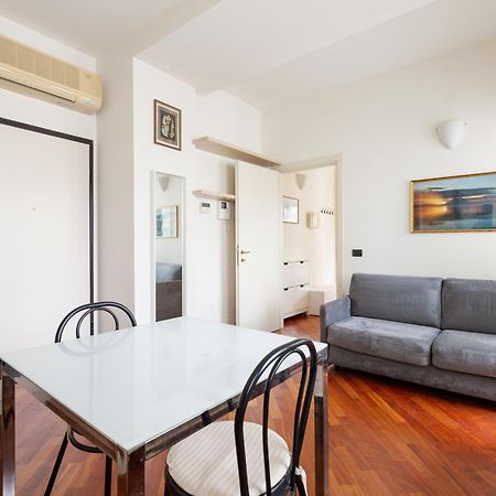 Bright & Comfy Apartment With Parking Milánó Kültér fotó