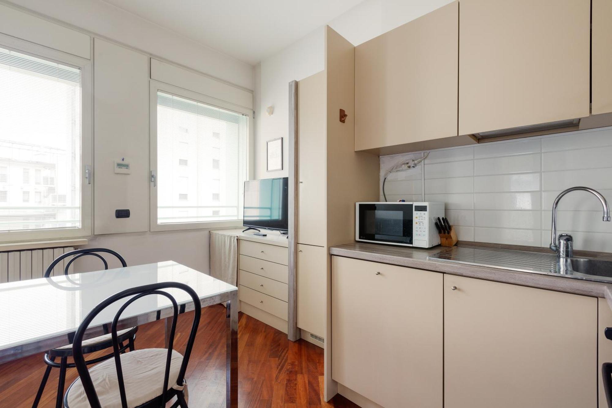 Bright & Comfy Apartment With Parking Milánó Kültér fotó