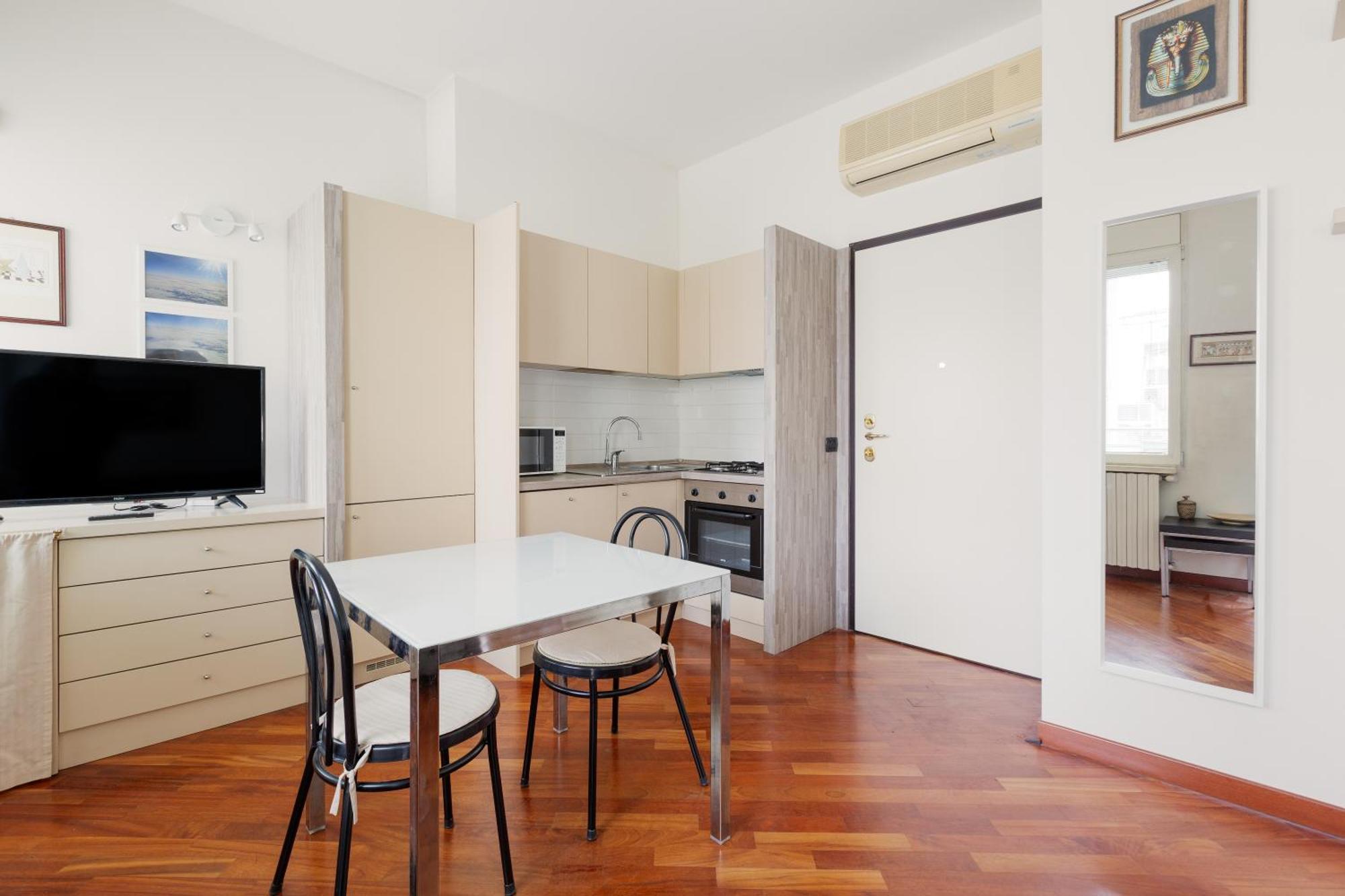 Bright & Comfy Apartment With Parking Milánó Kültér fotó